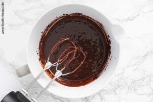 Sahne unter die geschmolzene Kuvertüre rühren - Schritt 8