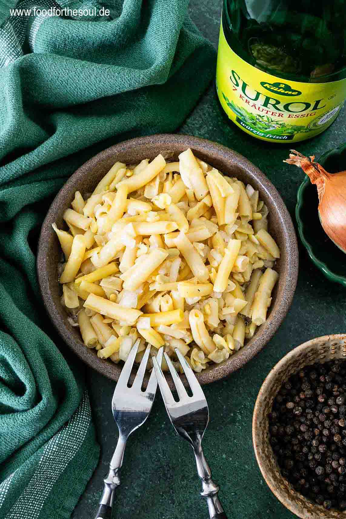 Gelber Bohnensalat angerichtet in einer Schale