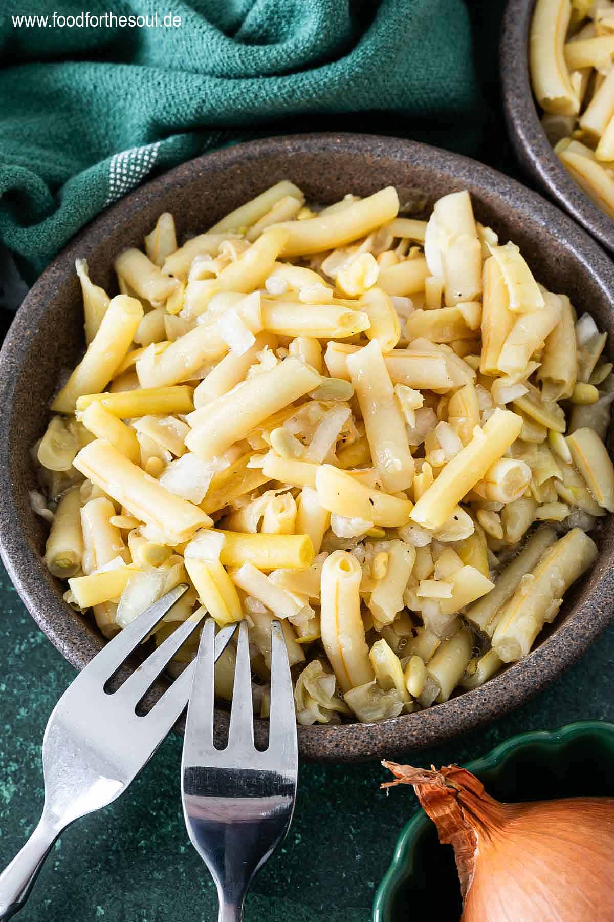 Gelber Bohnensalat angerichtet in einer Schale