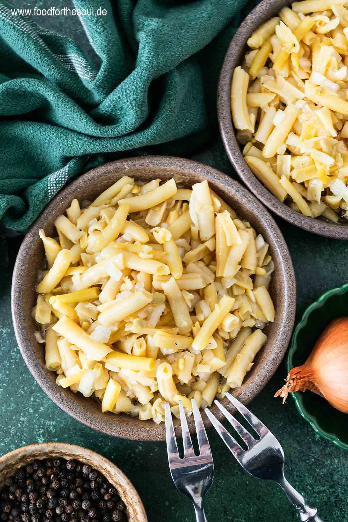 Gelber Bohnensalat angerichtet in einer Schale