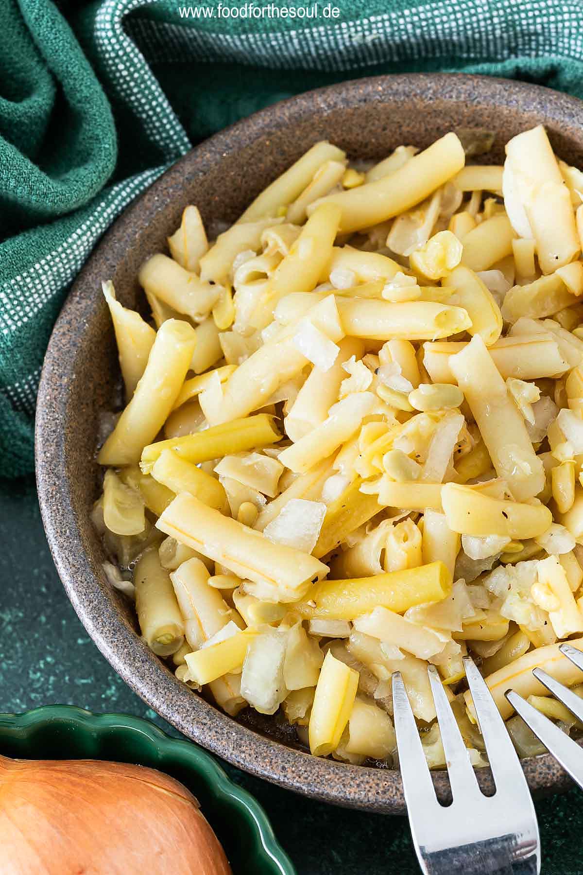 Gelber Bohnensalat angerichtet in einer Schale