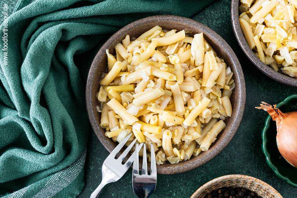 Gelber Bohnensalat angerichtet in einer Schale