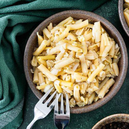 Gelber Bohnensalat angerichtet in einer Schale
