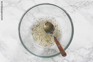 Dressing für gelben Bohnensalat anrühren - Schritt 3