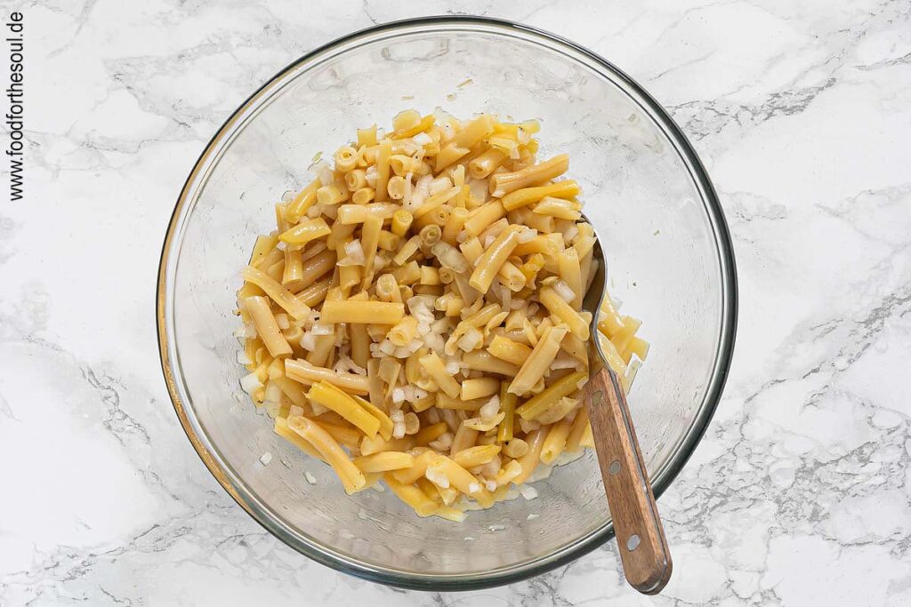 Bohnen mit Zwiebeln und Dressing vermengen - Schritt 4