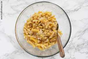 Bohnen mit Zwiebeln und Dressing vermengen - Schritt 4