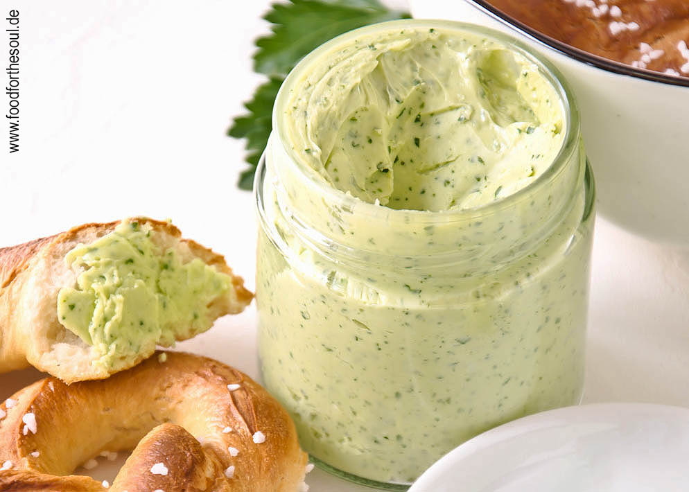 Selbstgemachte Kräuterbutter in einem Glas