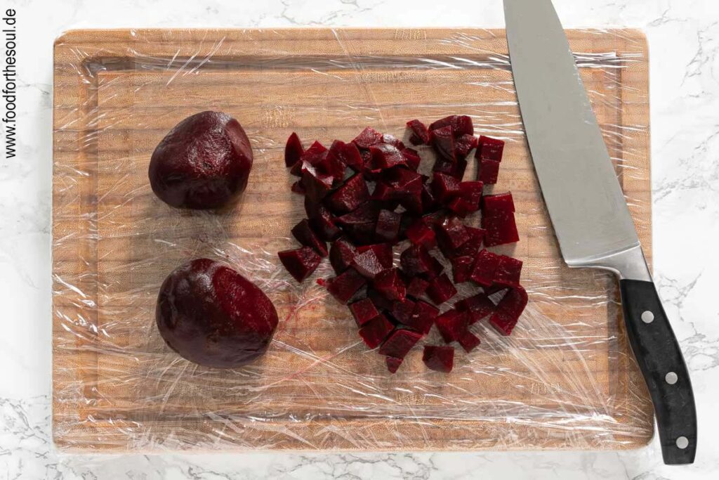 Gekochte rote Bete in Würfel schneiden - Schritt 1
