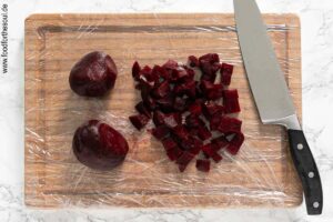 Gekochte rote Bete in Würfel schneiden - Schritt 1