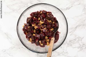 Rote Bete, Walnüsse und Dressing miteinander verühren - Schritt 4