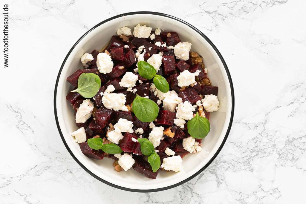 Rote Bete Salat mit Feta und Basilikumblättern toppen - Schritt 6
