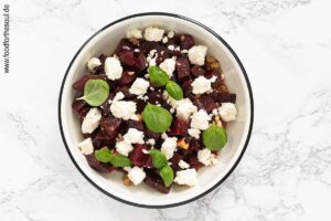 Rote Bete Salat mit Feta und Basilikumblättern toppen - Schritt 6