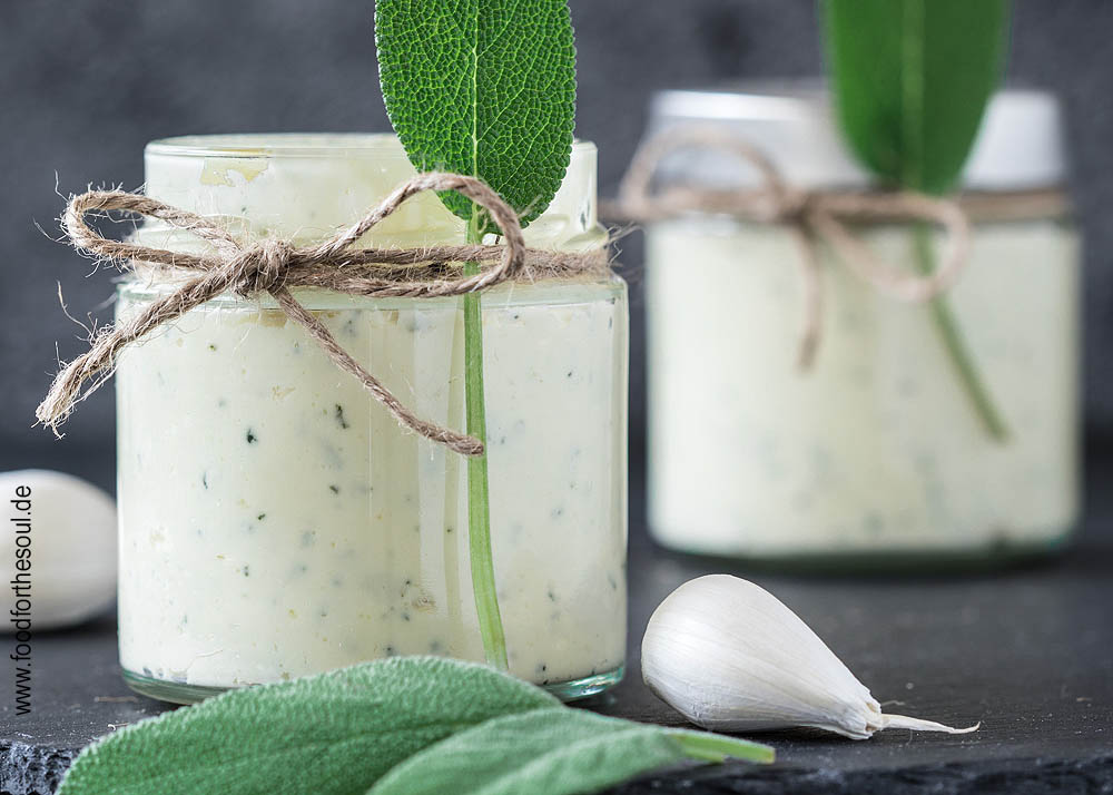 Selbstgemachte Salbeibutter in einem Glas