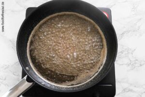 Zucker und braunen Zucker in Wasser sprudelnd kochen - Schritt 1
