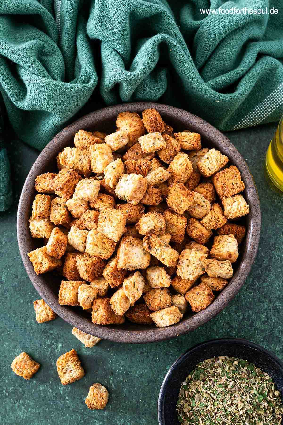 Im Airfryer geröstete Croutons angerichtet in einer Schale