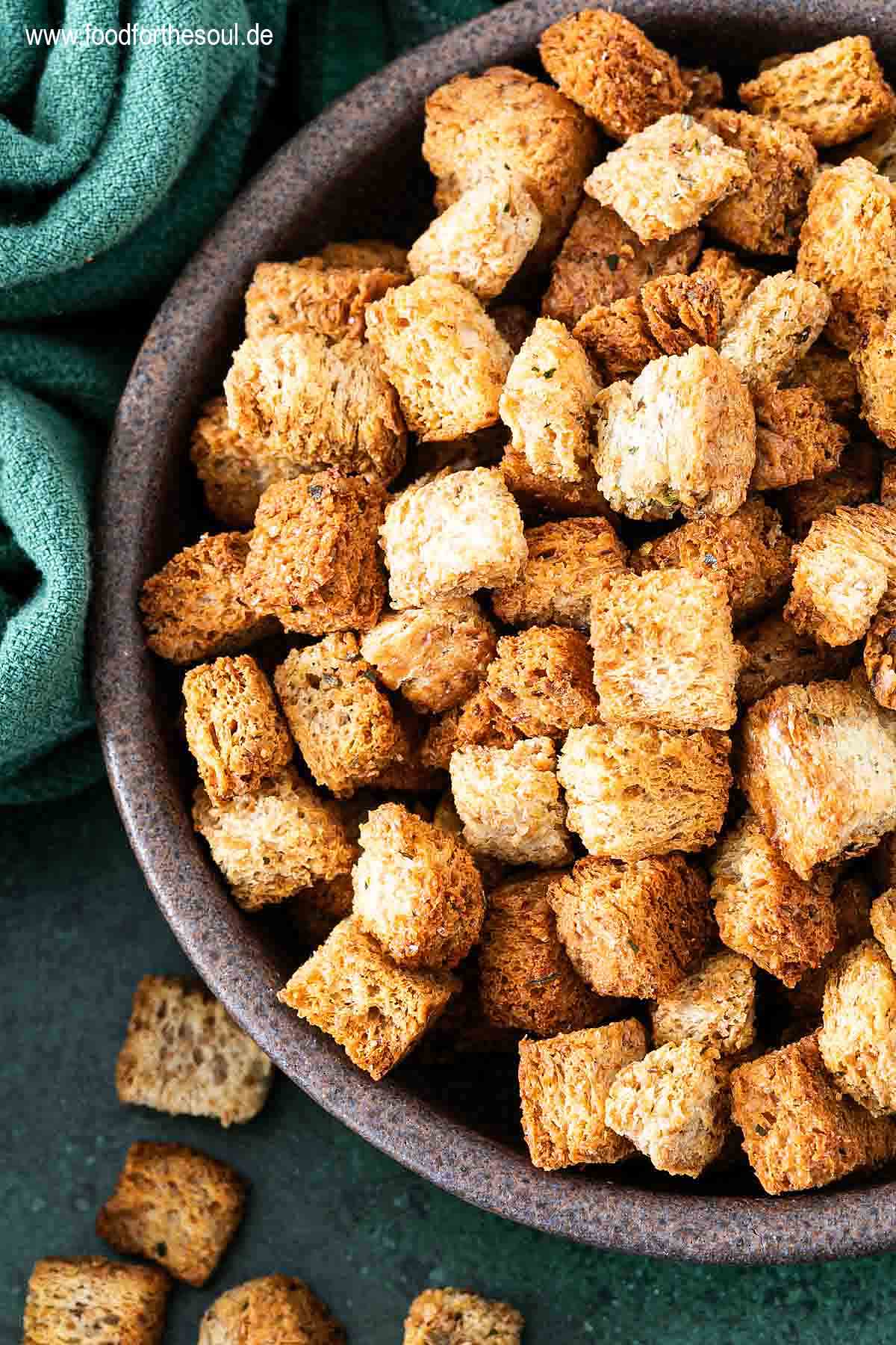 Im Airfryer geröstete Croutons angerichtet in einer Schale