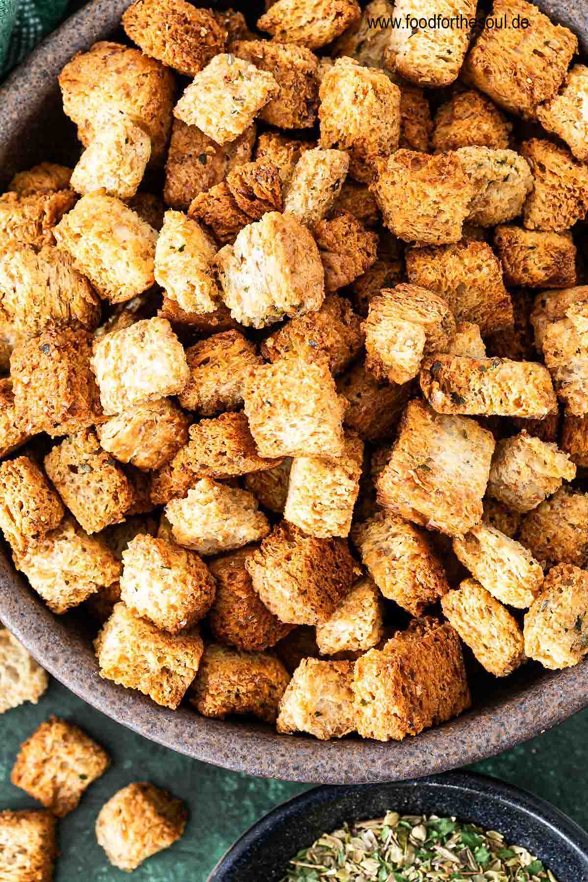 Im Airfryer geröstete Croutons angerichtet in einer Schale