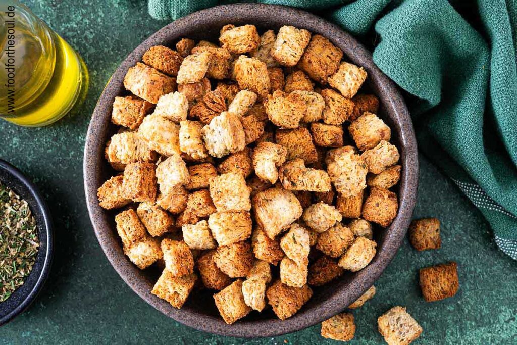 Im Airfryer geröstete Croutons angerichtet in einer Schale