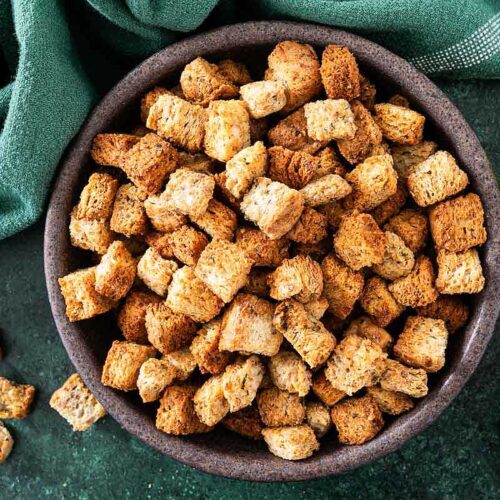Im Airfryer geröstete Croutons angerichtet in einer Schale