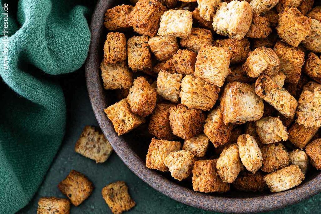 Im Airfryer geröstete Croutons angerichtet in einer Schale