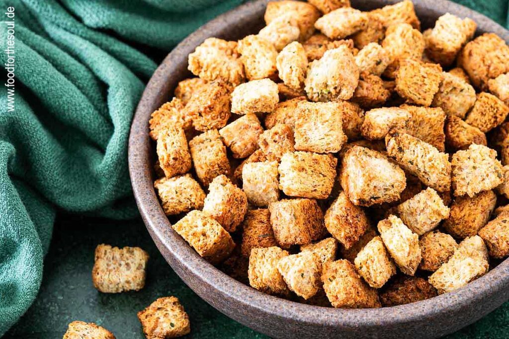 Im Airfryer geröstete Croutons angerichtet in einer Schale