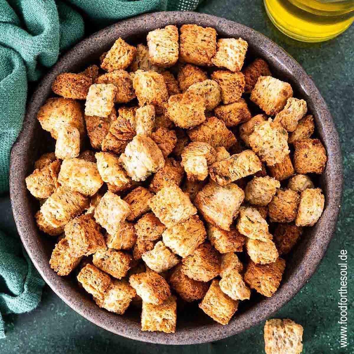 Im Airfryer geröstete Croutons angerichtet in einer Schale