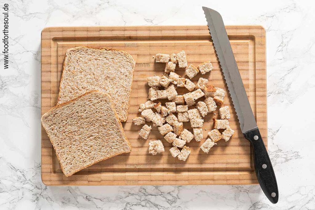 Toastbrot in Würfel schneiden - Schritt 1