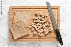 Toastbrot in Würfel schneiden - Schritt 1