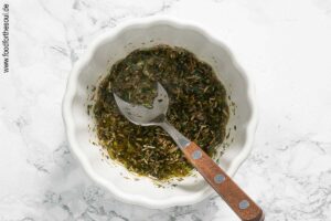 Knoblauch, Kräuter, Salz und Olivenöl zu einer Marinade verrühren - Schritt 3