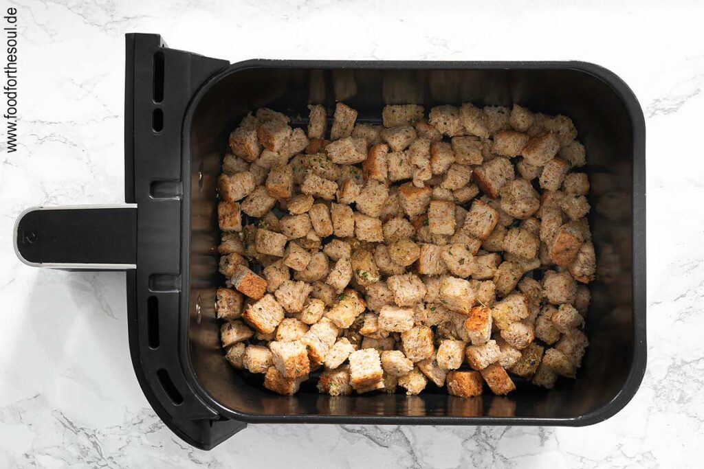 Marinierte Brotwürfel in Frittierkorb geben und Airfryer starten - Schritt 5