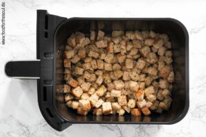 Marinierte Brotwürfel in Frittierkorb geben und Airfryer starten - Schritt 5