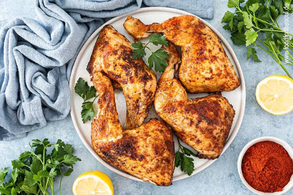 Airfryer Hähnchenschenkel angerichtet auf einem Teller