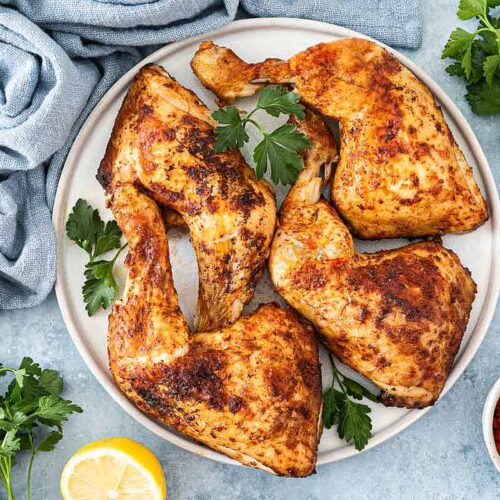 Airfryer Hähnchenschenkel angerichtet auf einem Teller