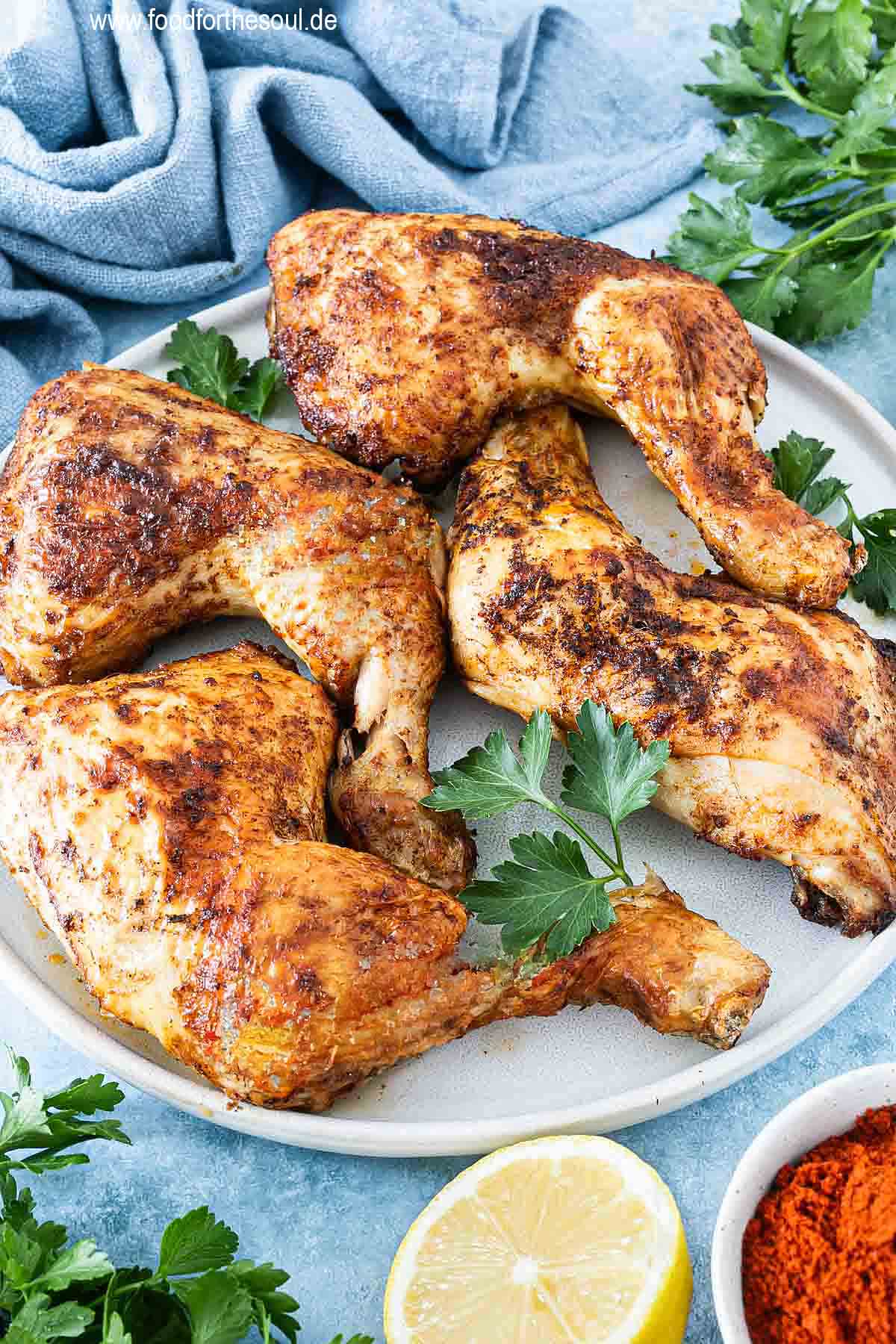 Airfryer Hähnchenschenkel angerichtet auf einem Teller