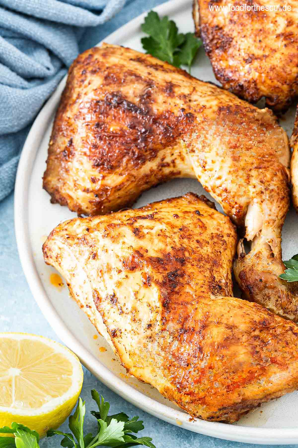 Airfryer Hähnchenschenkel angerichtet auf einem Teller