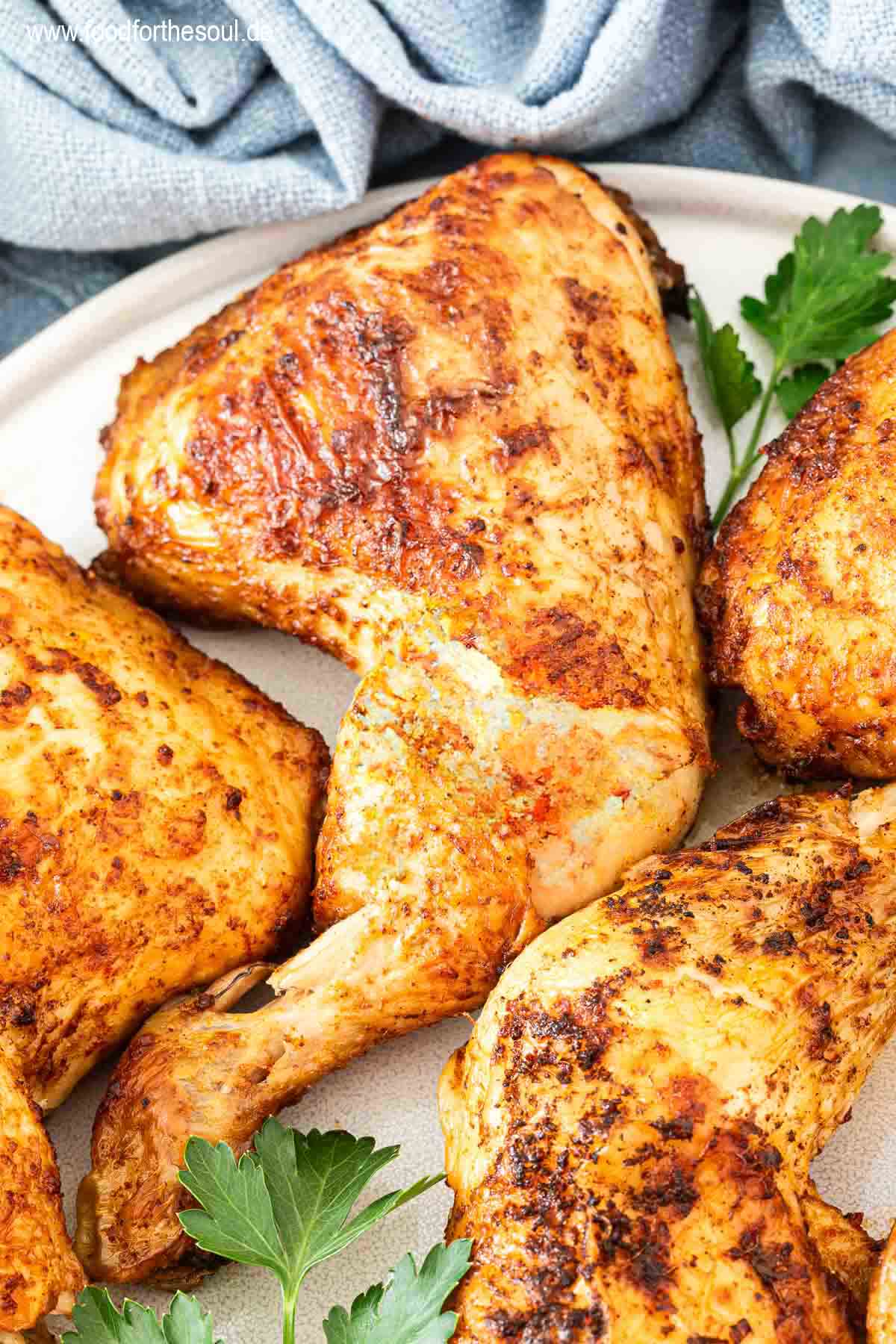 Airfryer Hähnchenschenkel angerichtet auf einem Teller