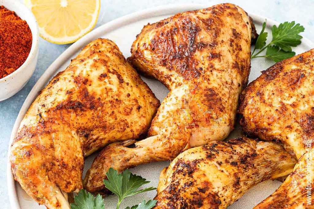 Airfryer Hähnchenschenkel angerichtet auf einem Teller