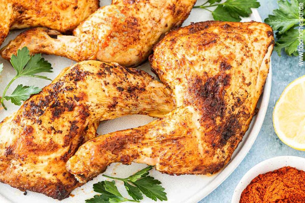 Airfryer Hähnchenschenkel angerichtet auf einem Teller