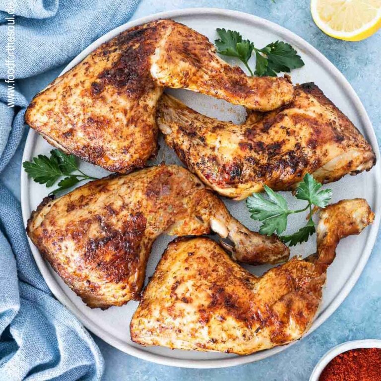 Airfryer Hähnchenschenkel angerichtet auf einem Teller