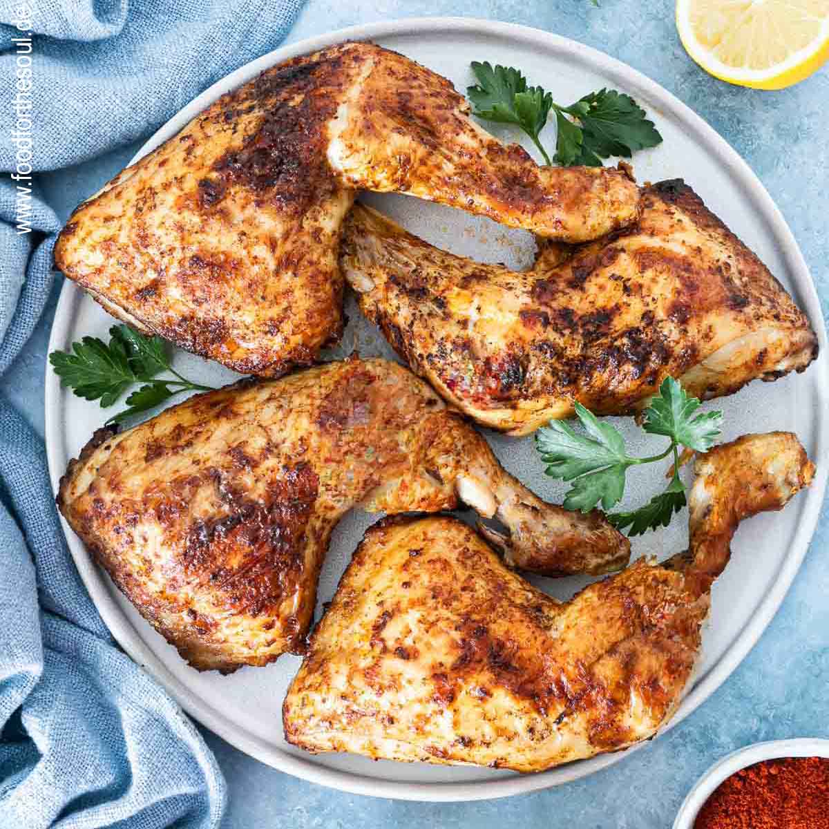 Airfryer Hähnchenschenkel angerichtet auf einem Teller