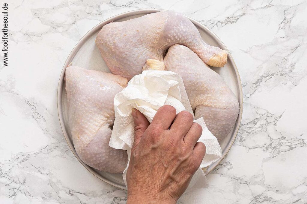 Hähnchenschenkel waschen und trocken tupfen - Schritt 1