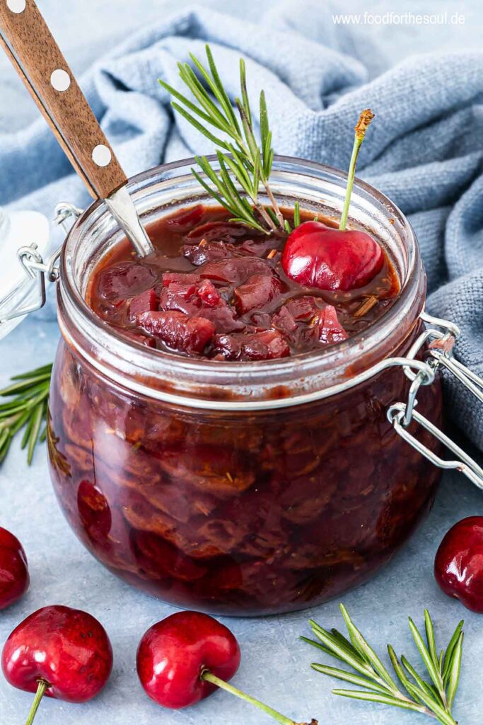 Fruchtig-scharfes Kirsch Chutney mit Rosmarin und Balsamico in einem Glas