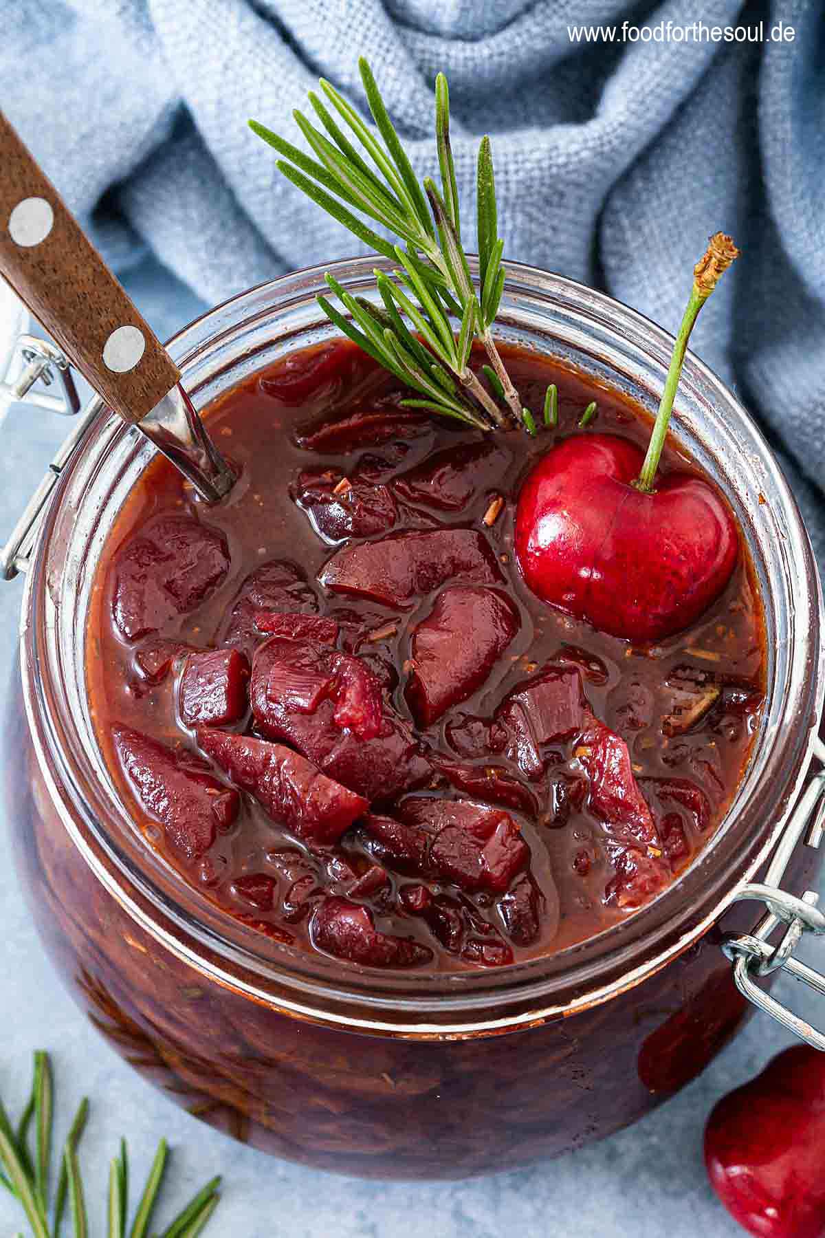 Fruchtig-scharfes Kirsch Chutney mit Rosmarin und Balsamico in einem Glas