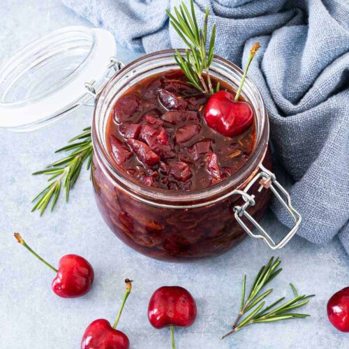Fruchtig-scharfes Kirsch Chutney mit Rosmarin und Balsamico in einem Glas