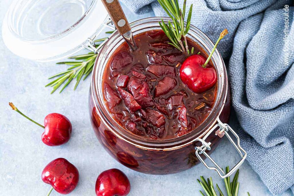 Fruchtig-scharfes Kirsch Chutney mit Rosmarin und Balsamico in einem Glas