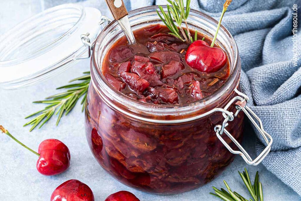 Fruchtig-scharfes Kirsch Chutney mit Rosmarin und Balsamico in einem Glas