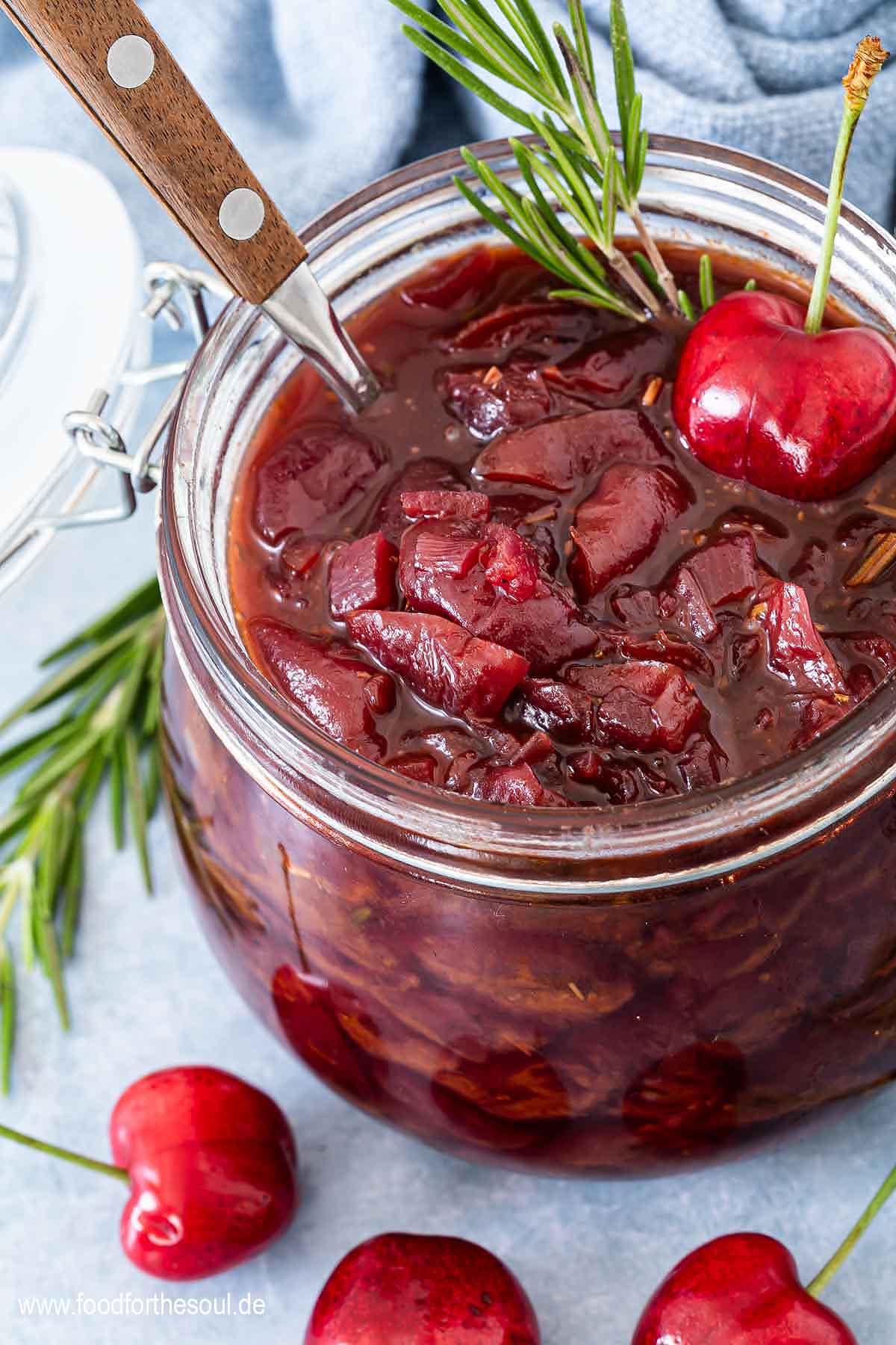 Fruchtig-scharfes Kirsch Chutney mit Rosmarin und Balsamico in einem Glas