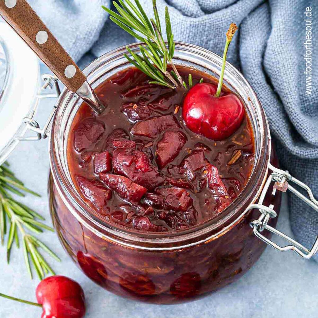 Fruchtig-scharfes Kirsch Chutney mit Rosmarin und Balsamico in einem Glas
