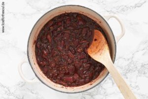 Kirschen, Balsamico und Rosmarin zu den Zwiebeln geben und köcheln lassen - Schritt 7