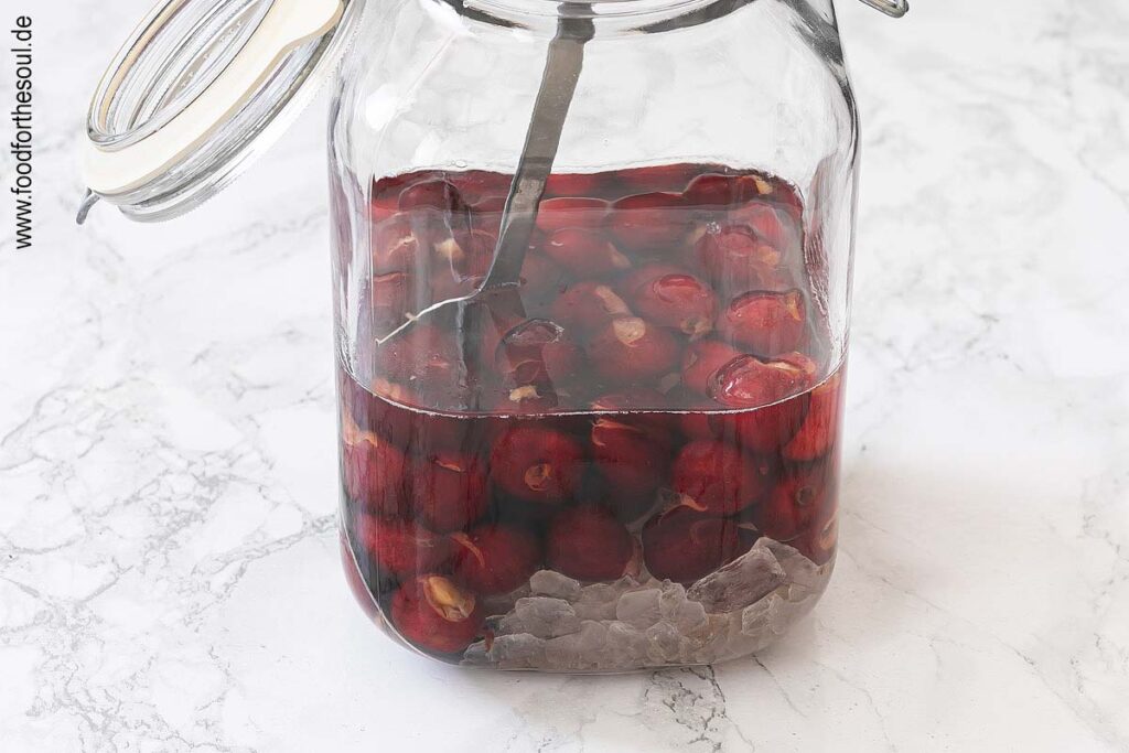 Glasbehälter mit Korn auffüllen und umrühren - Schritt 3